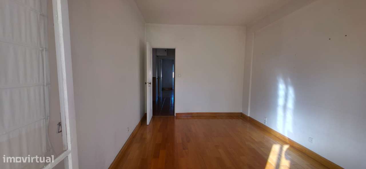 Apartamento T3, localizado na Venteira-5