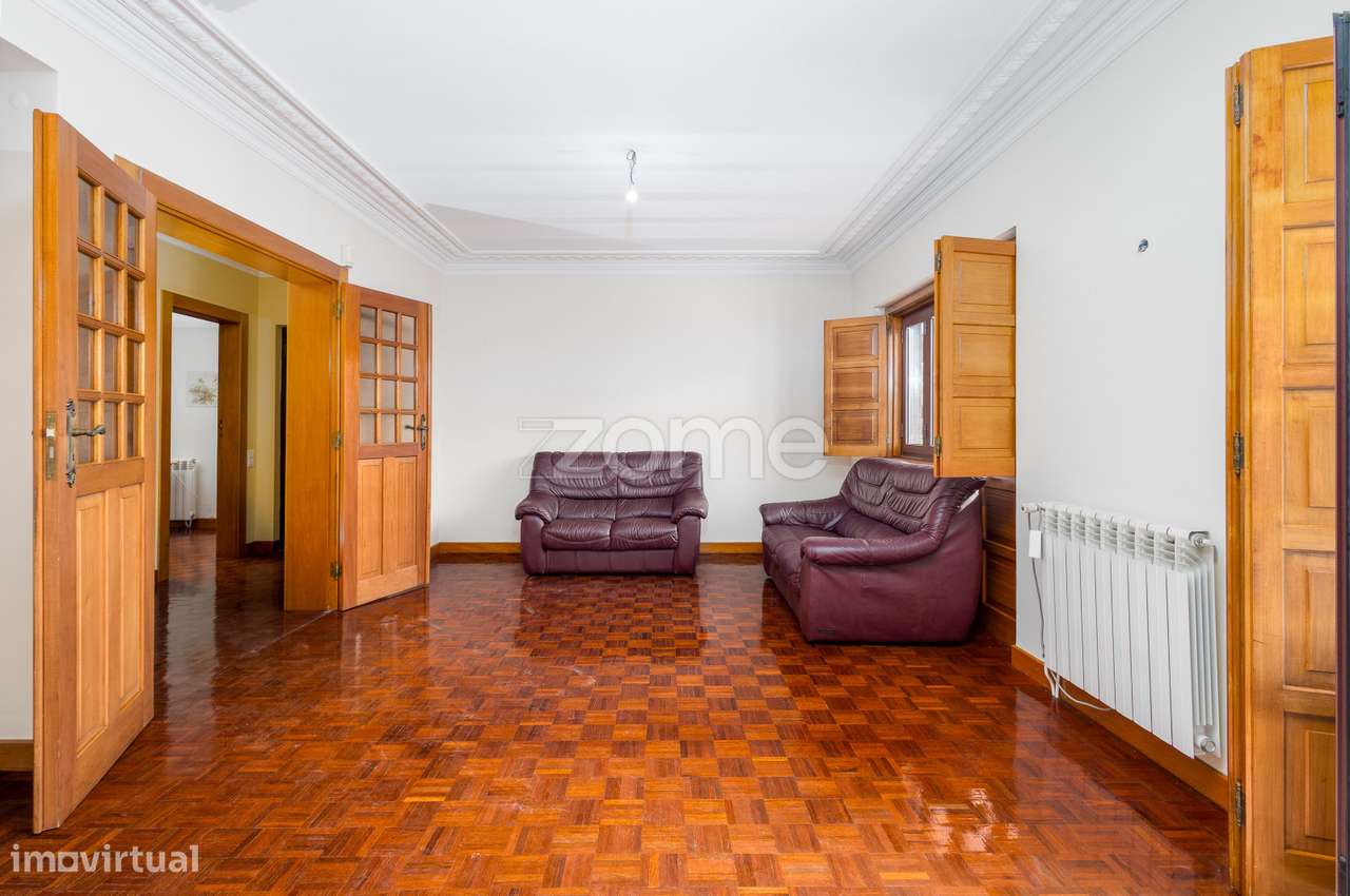 Moradia T4 (espaçosa) em Casais de Mem Martins-6