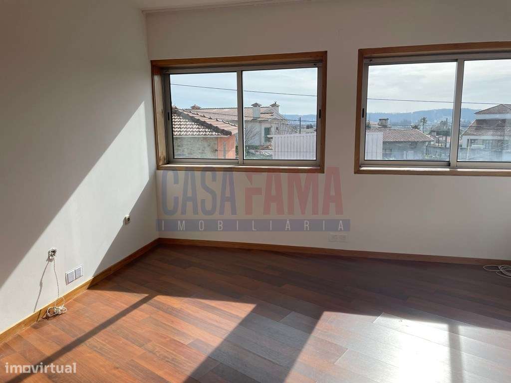 Apartamento T2 Totalmente Remodelado em Ribeirão - Vila Nova de Fam... - Grande imagem: 2/26