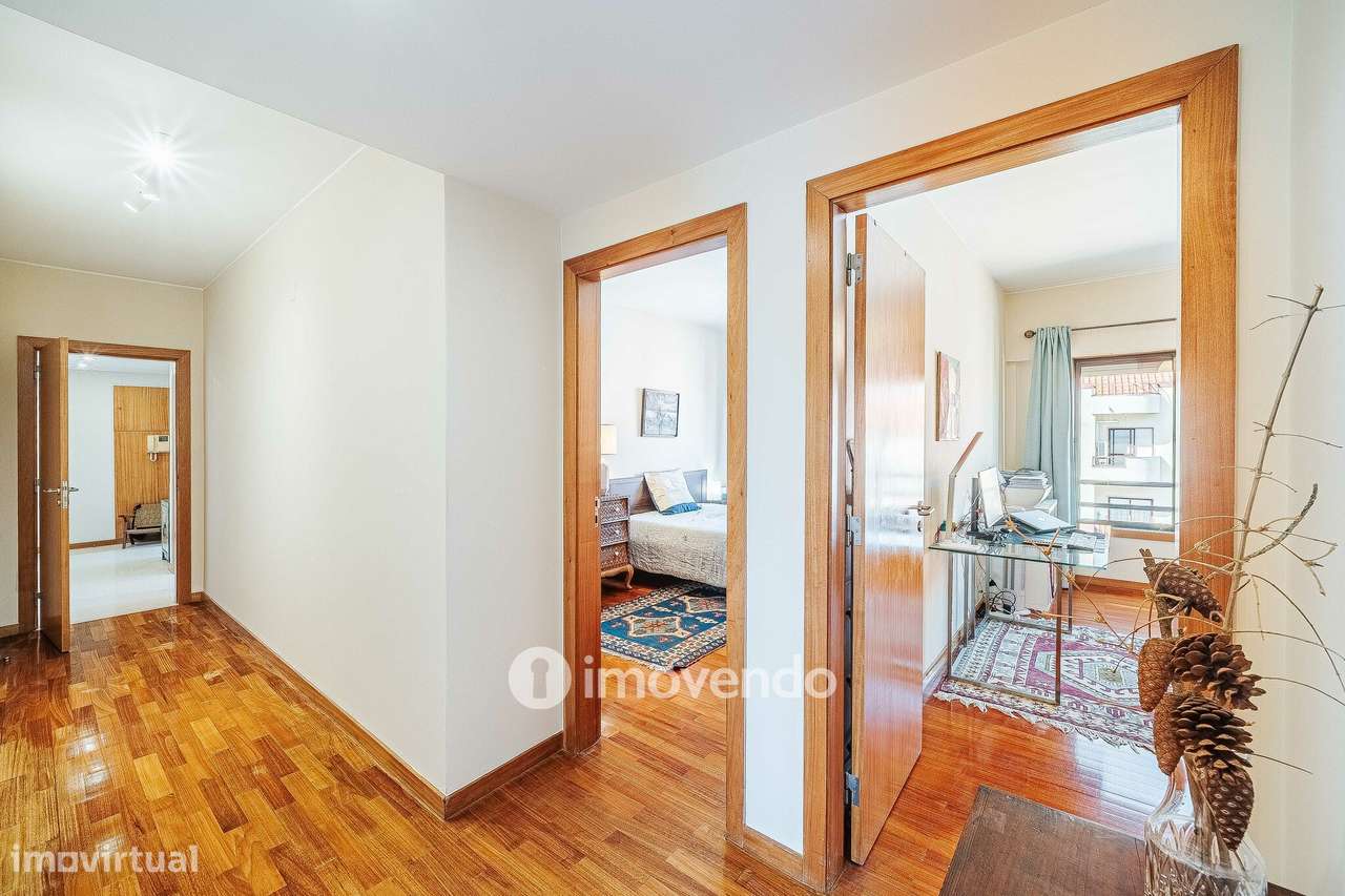 Apartamento T3, com garagem e arrecadação, na Ramada-15