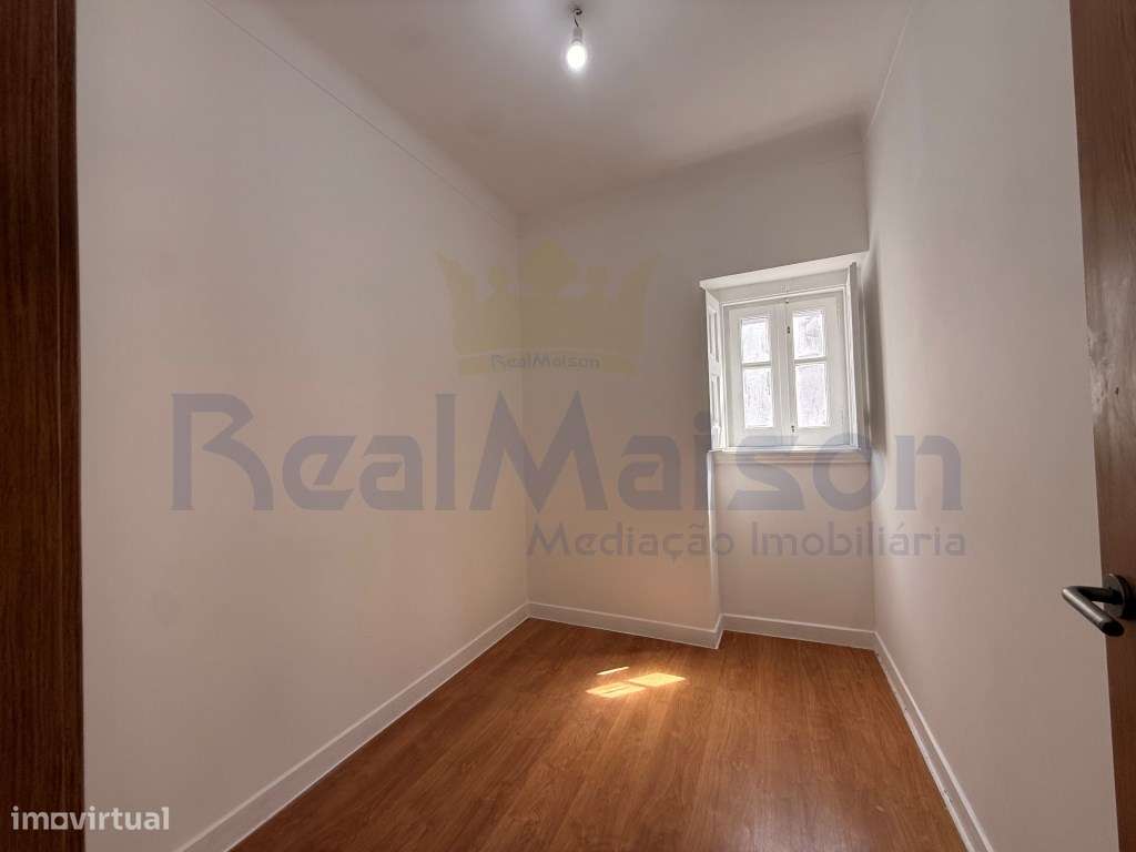 Vende-se T4 em Mem Martins - 500m da Estação-14