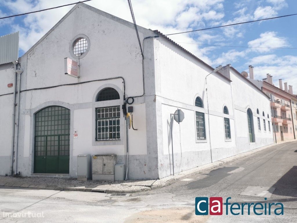 Pavilhão em zona central de Almeirim