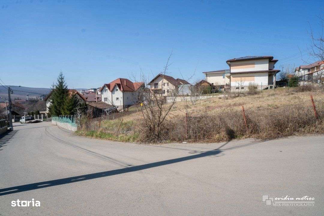 Teren intre case, drum asfaltat-0