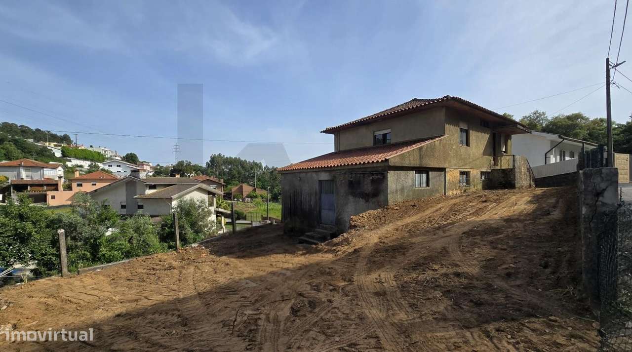 Moradia T3 Isolada com Terreno em Escapães – Excelente Potencial!-12