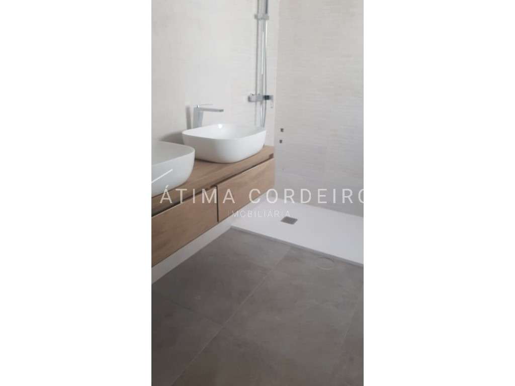 Moradia Geminada T4 com duas Suítes em fase final de acabamentos-19