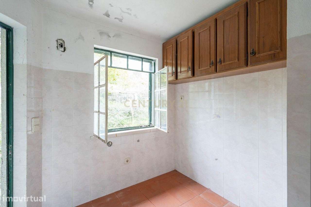 Moradia de dois pisos de tipologia T4 com terreno-9