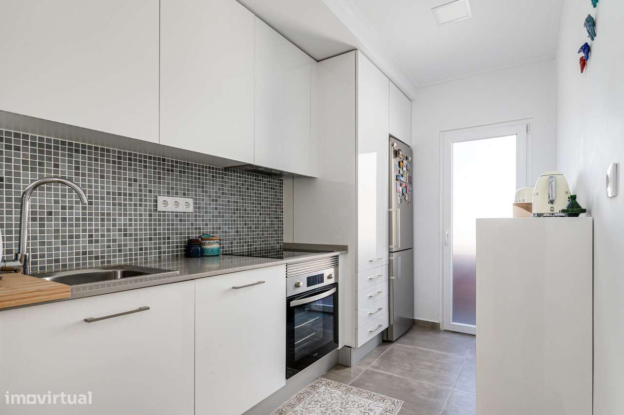 T2+1 Dúplex Remodelado com 4 Varandas e Vista Cristo Rei – Almada-10