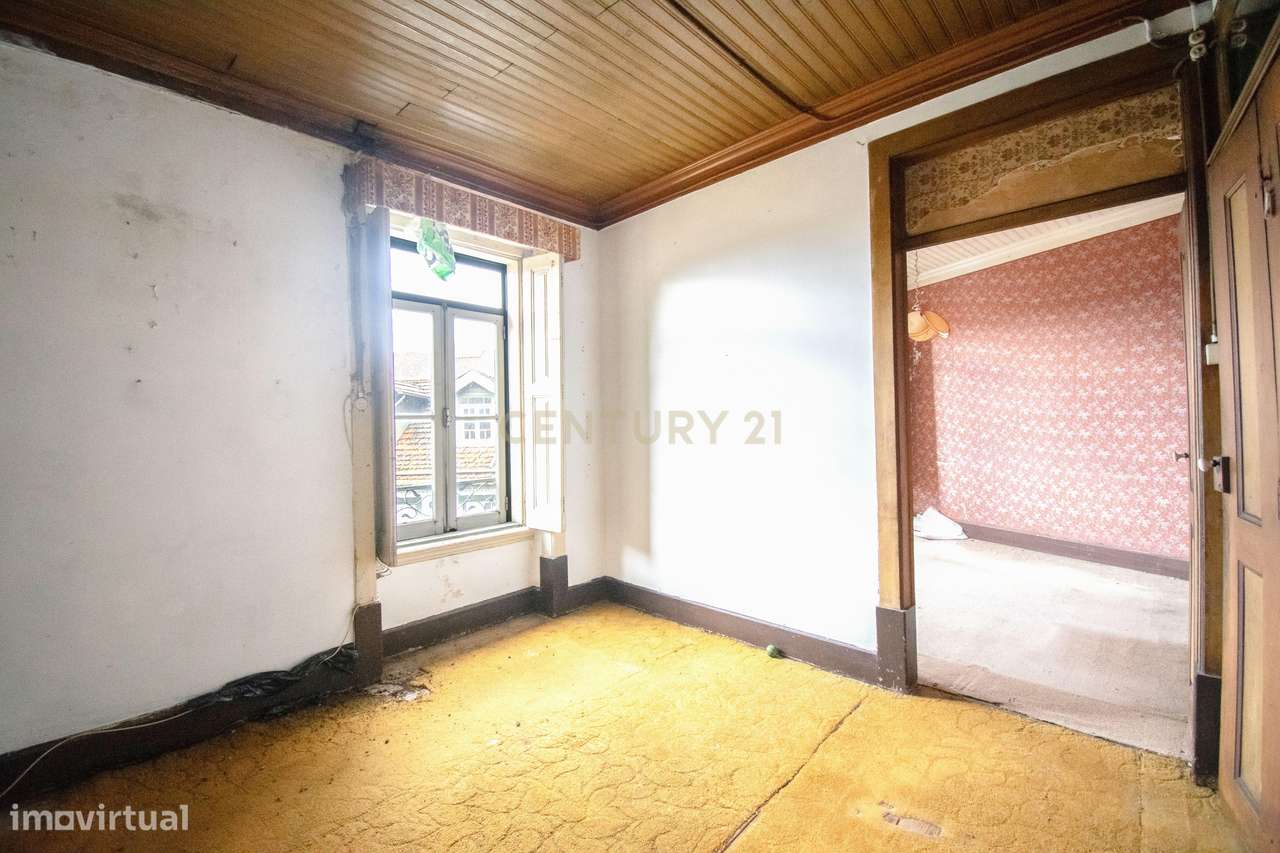 Prédio na emblemática Rua do Quebra Costas, no centro histórico de Coi-46