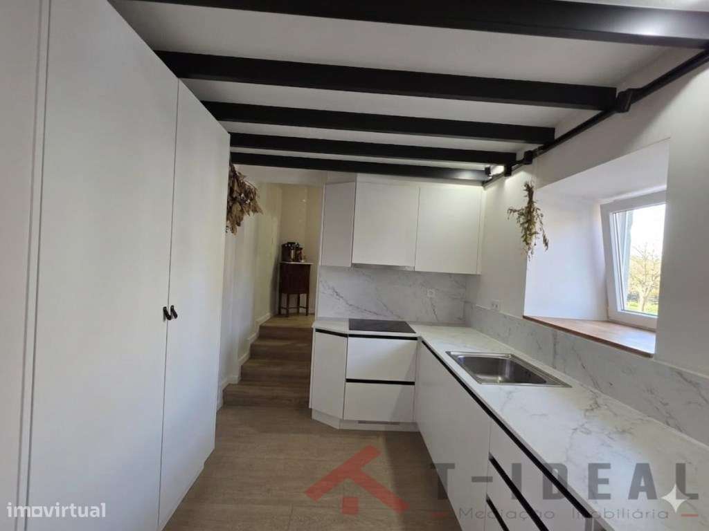 Moradia Renovada com Espaço Exterior-8