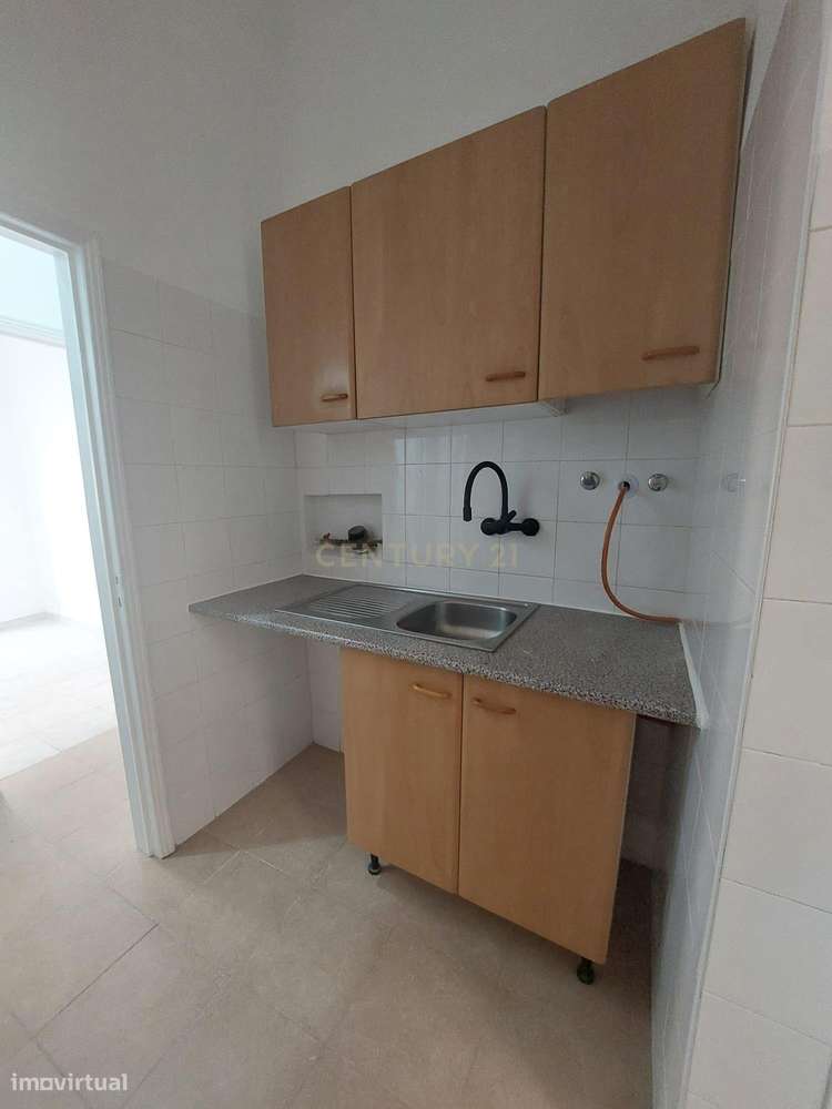 Arrendamento | T2 Bem Conservado | Campo de Ourique – R/C com Pequeno - Grande imagem: 5/18