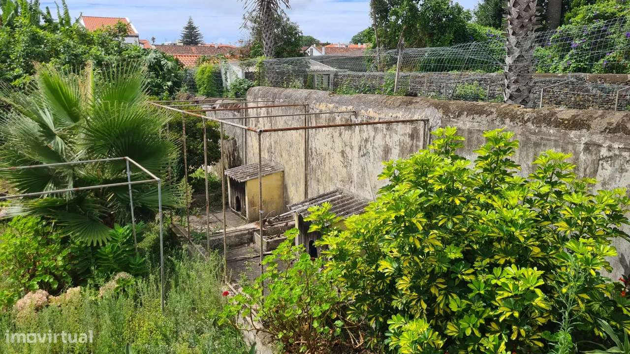 Moradia de estilo antigo com quintal no centro de Ponta Delgada - Grande imagem: 3/46