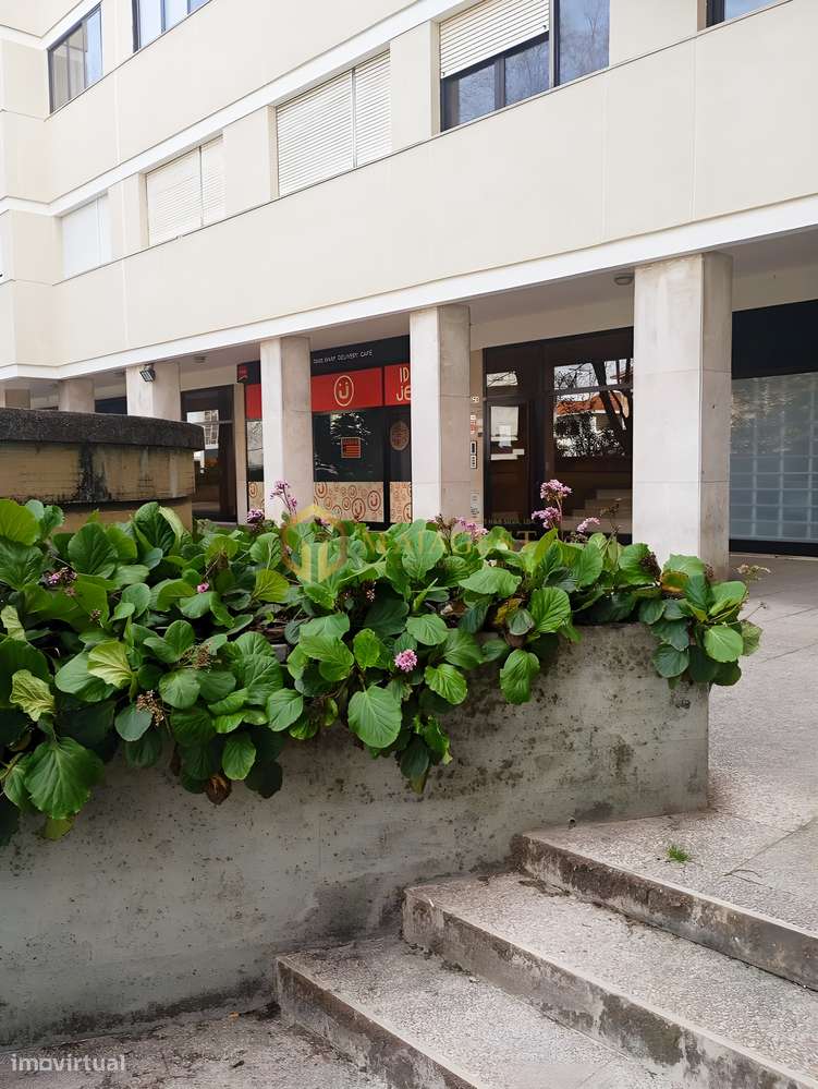 Espaço Comercial com Montras Amplas junto ao Metro em Mafamude - Grande imagem: 3/12