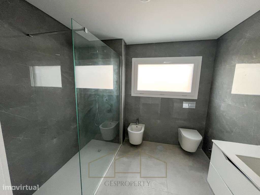 Moradia T4 Isolada Sobreda-16