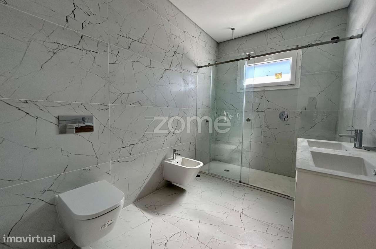 Moradia T4 com piscina, suíte e garagem em Azeitão-15