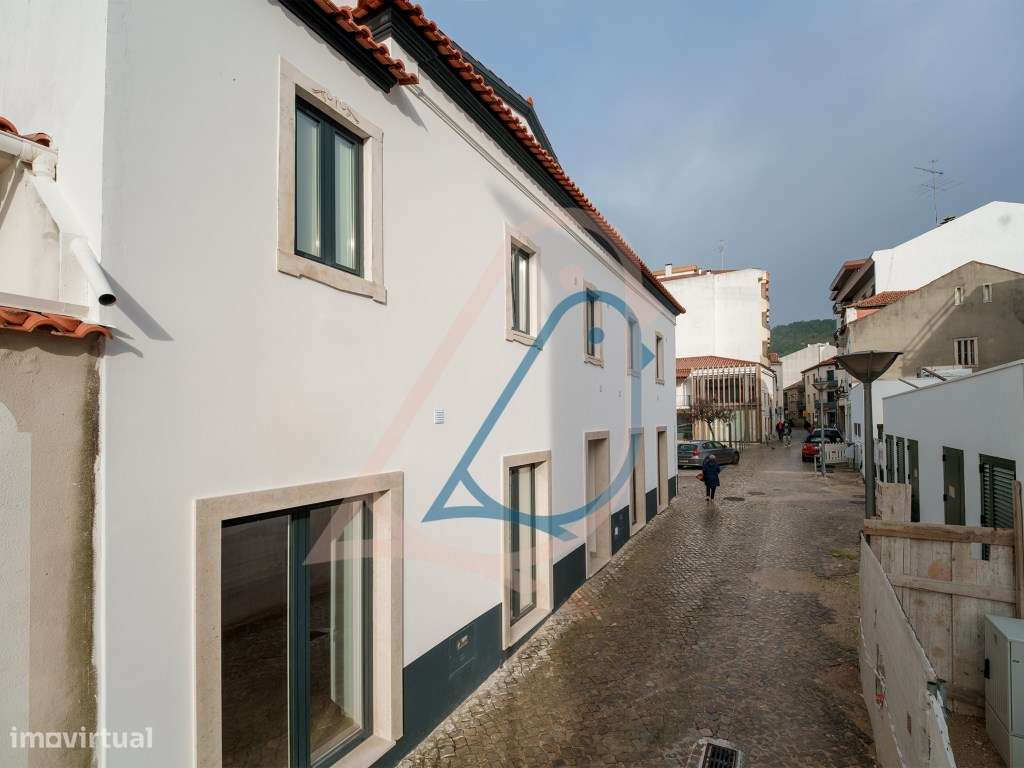 Moradia V2 Geminada no Centro da Cidade de Ourém - Grande imagem: 2/35