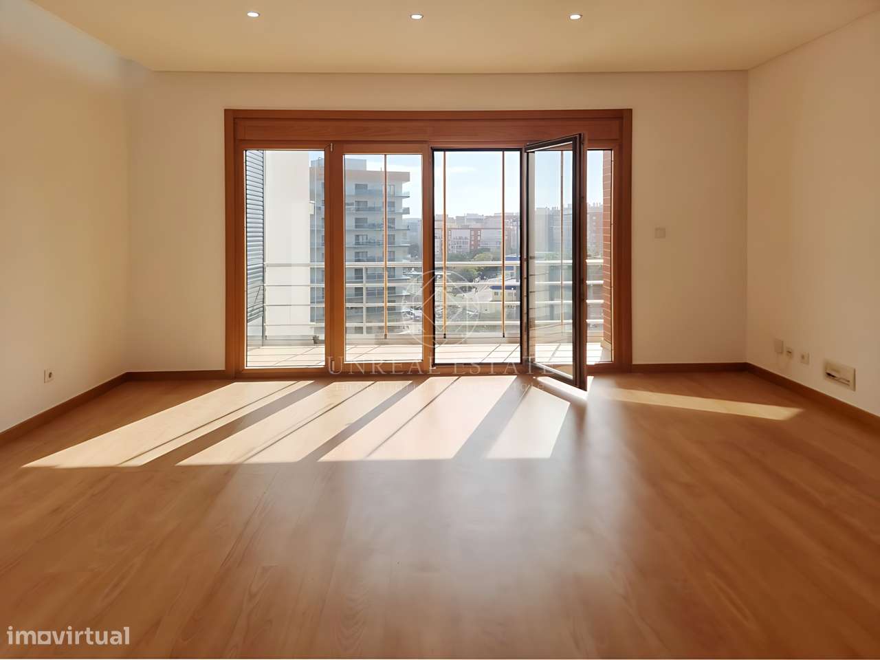 Apartamento T3, renovado, com varandas e 4 parqueamentos, Colinas do C-7