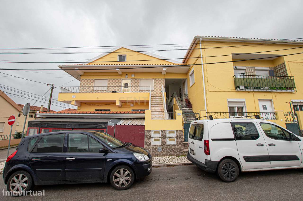 Moradia dividida em 3 apartamentos t2 , entradas independentes e mais - Grande imagem: 1/17