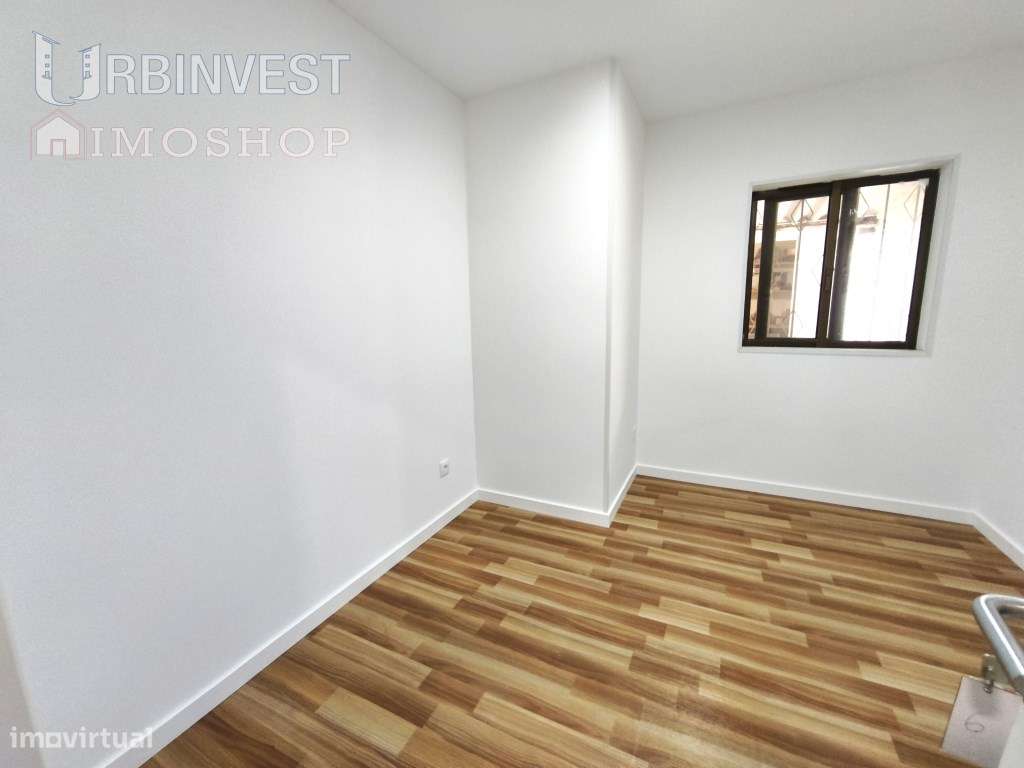 Loja Comercial Totalmente Remodelada no Centro de Quarteira, Algarve-9