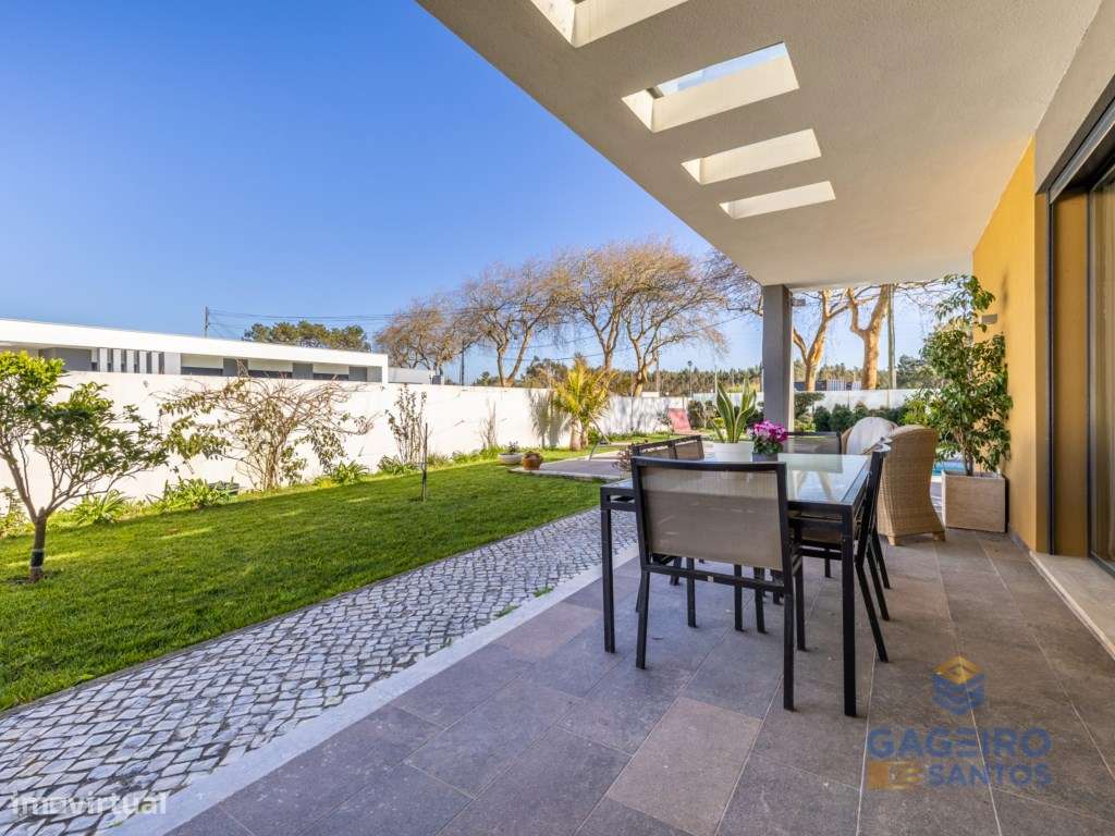 Moradia Térrea T3 Contemporânea com Piscina-50