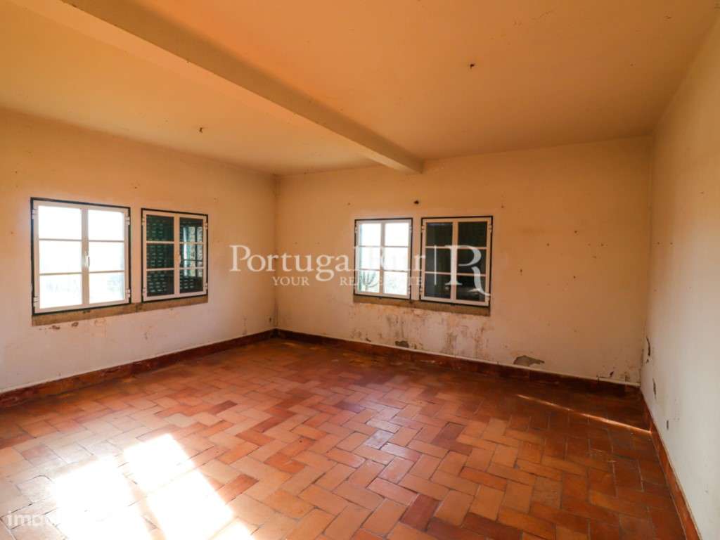 Quinta com casa de habitação T5 e diversas construções-51