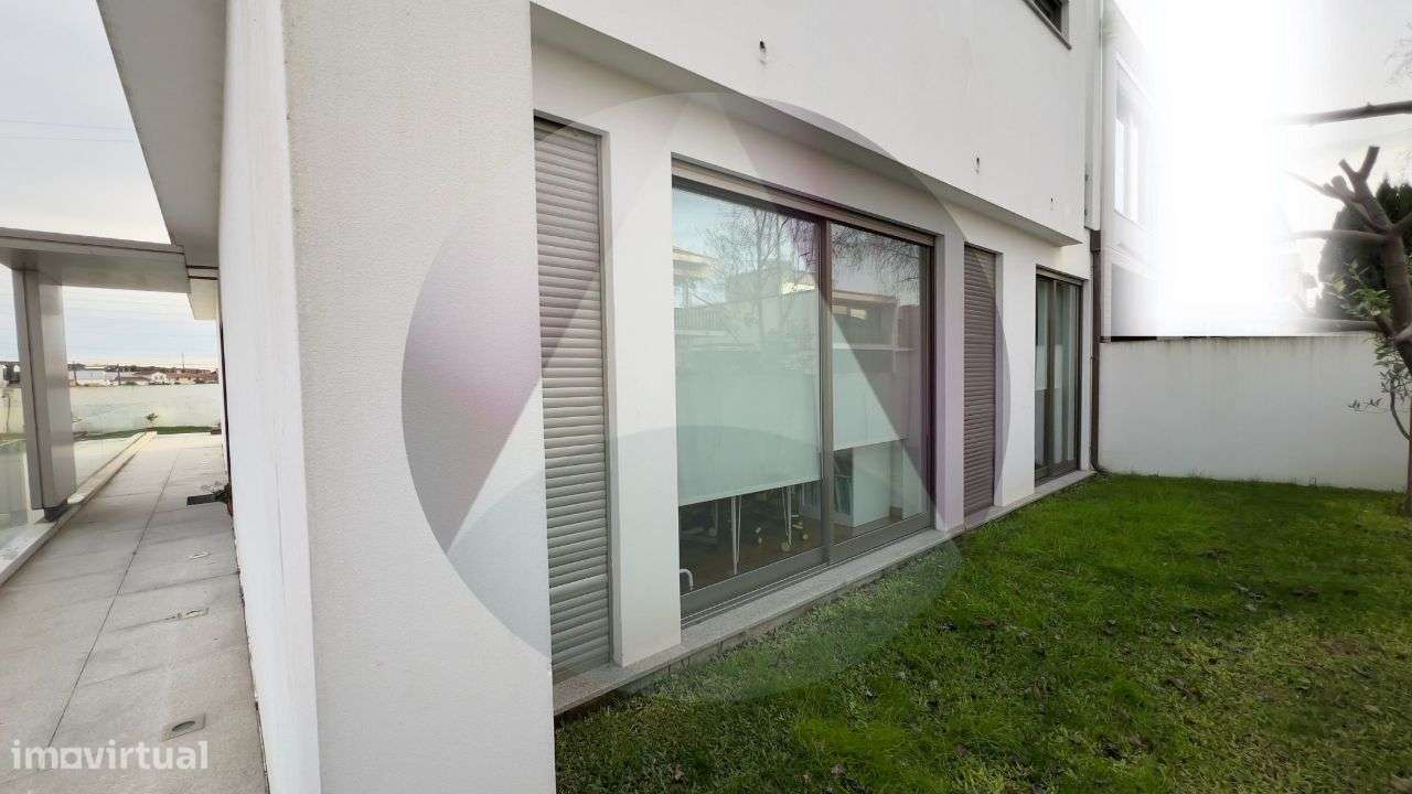 Moradia T4 com piscina e garagem pra 4 carros - Grande imagem: 3/22