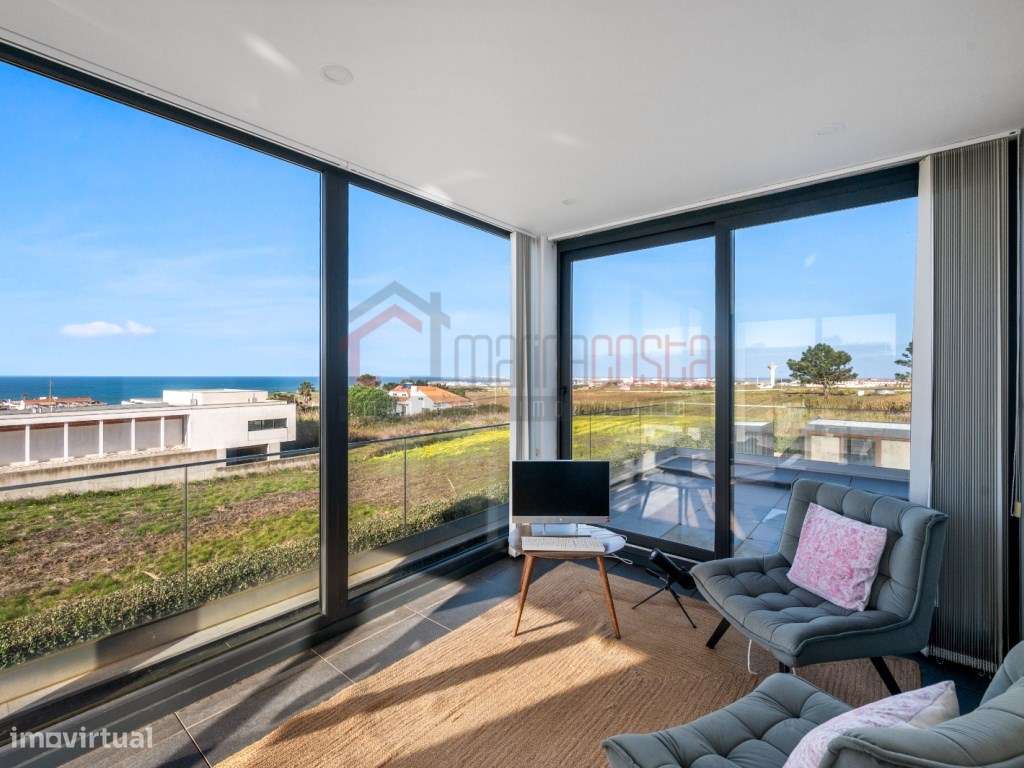 Moradia de Luxo T3 com Piscina e Vista Mar-34