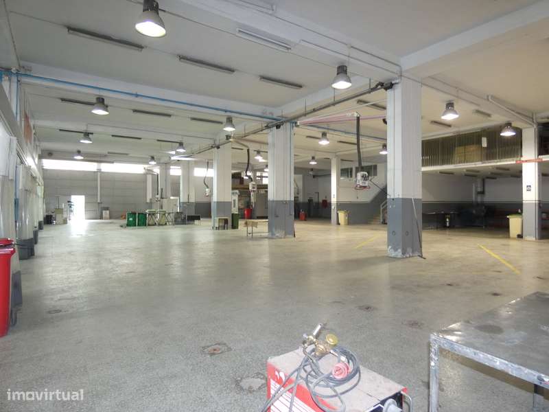 Armazém com 500m2 de área, junto à entrada de Torres Vedras e A8 - Grande imagem: 4/24