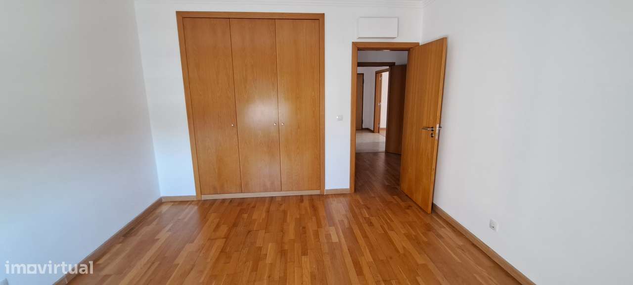 Apartamento T4 com 156m²,estacionamento, 2 arrecadações Samora Correia-11