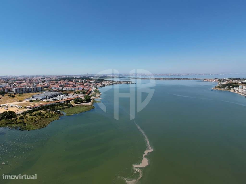 Moradia T3 + Área Terreno 4.150m2 + Atracadouro // P/Recuperar-27