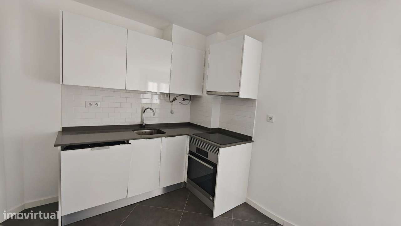 Apartamento T2 com parqueamenti e terraço. Vistas de mar-9