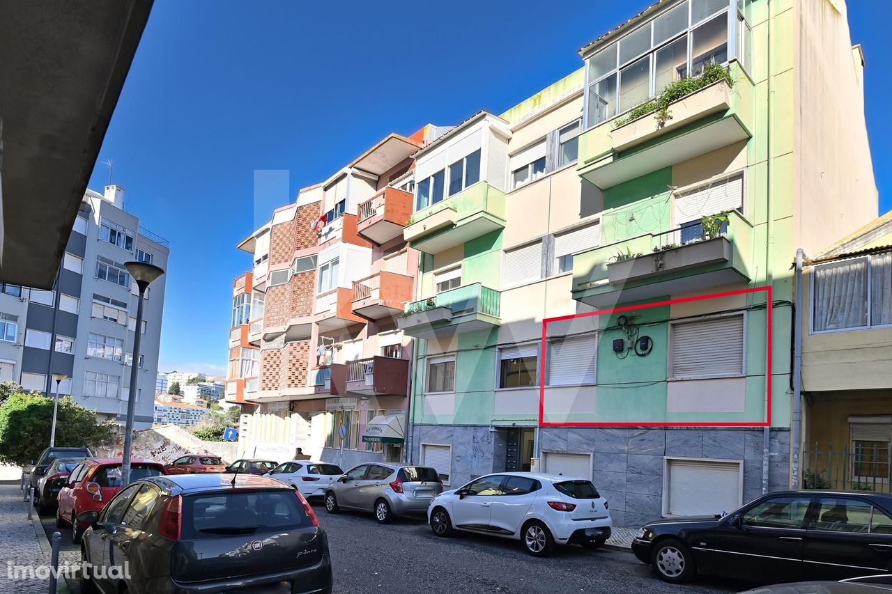 Apartamento T2 em Queluz, na Rua Dr. Joaquim Eleutério Gaspar Gomes, a