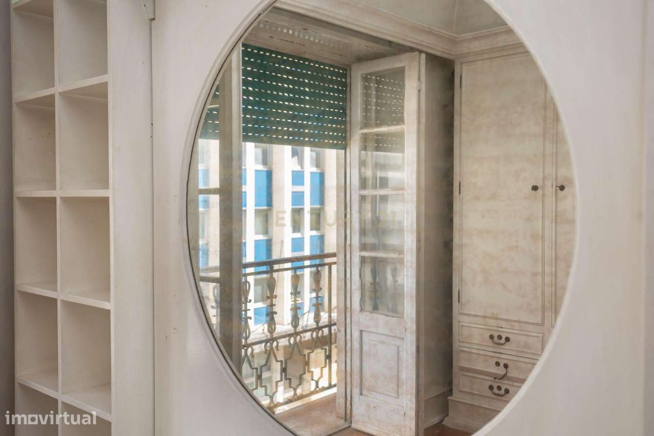 Apartamento T2 para remodelação nas Picoas -Lisboa-18
