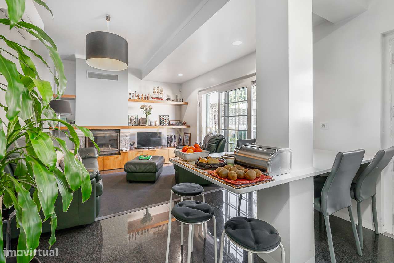 Moradia de Luxo T4 com Piscina e Jardim em Alvalade-2