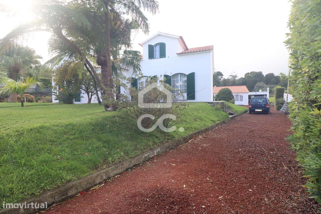 Moradia com 4 Quartos e Anexo T1  - São Vicente Ferreira - Ponta Delga-33