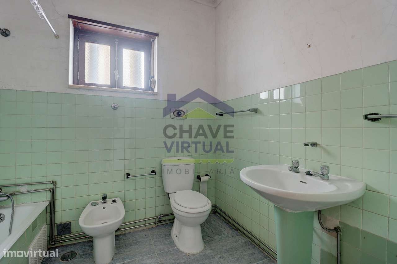 Moradia V4 com Quintal e Sõtão - Centro Bombarral-21
