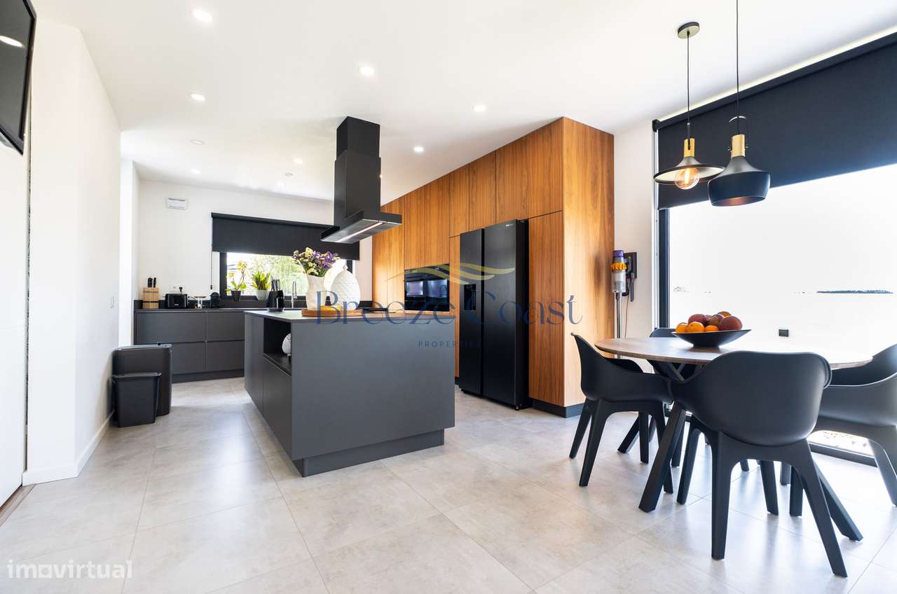 Moradia T4 de Arquitetura Distinta e Elegância Intemporal-10