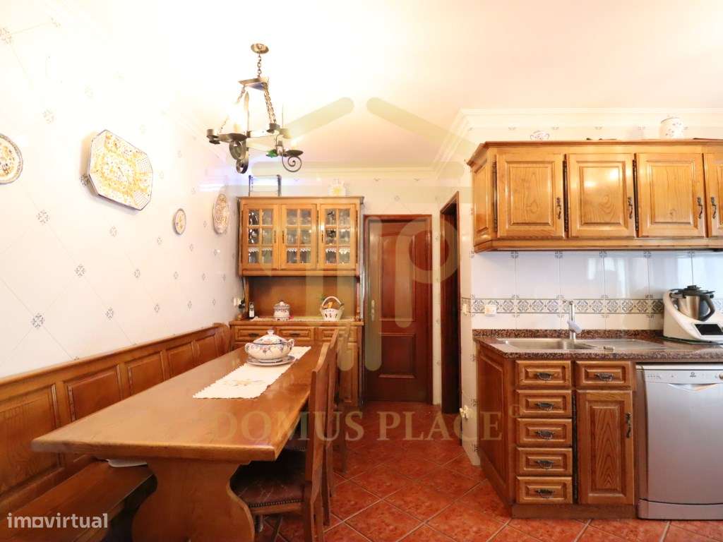 Moradia com Cave, Piscina e Terreno de 1878m² - Lavra
Vendida tota...-36