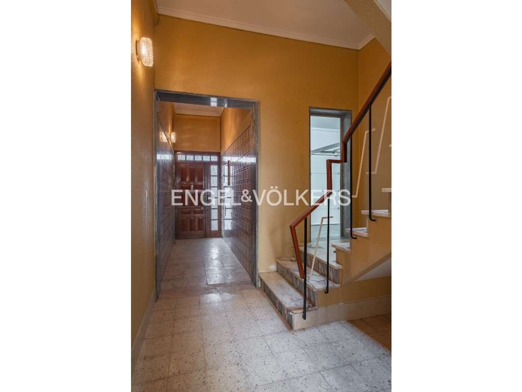 Prédio Misto de 3 Pisos com Jardim e Anexo Habitacional - Santo And...-30