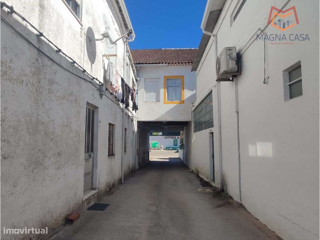 Moradia em Propriedade Total com 3 apartamentos T3, + 1 apartamento...-8