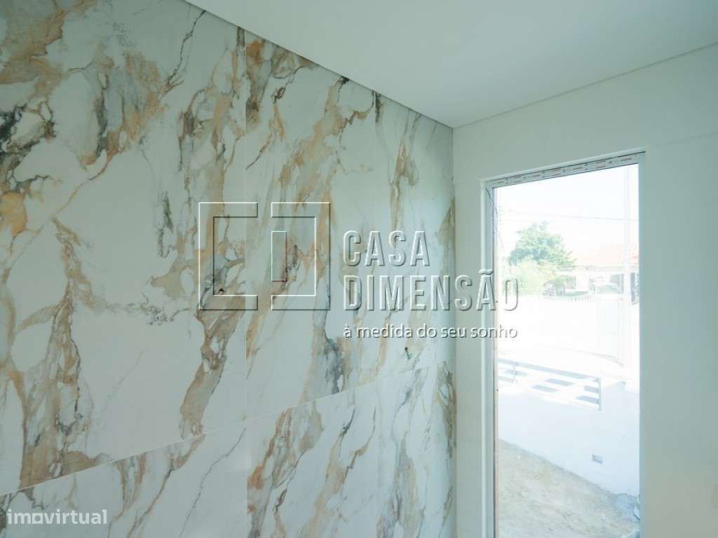 Moradia isolada de tipologia T4 localizada na zona da Charneca da C...-26