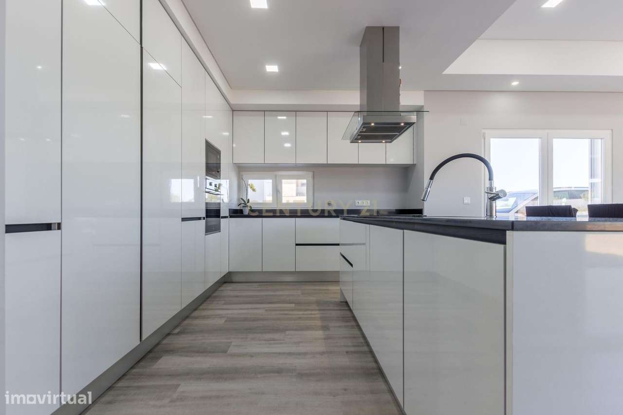 Vila Alegre / Fernão Ferro - Luxuosa moradia isolada térrea de 4 assoa-9