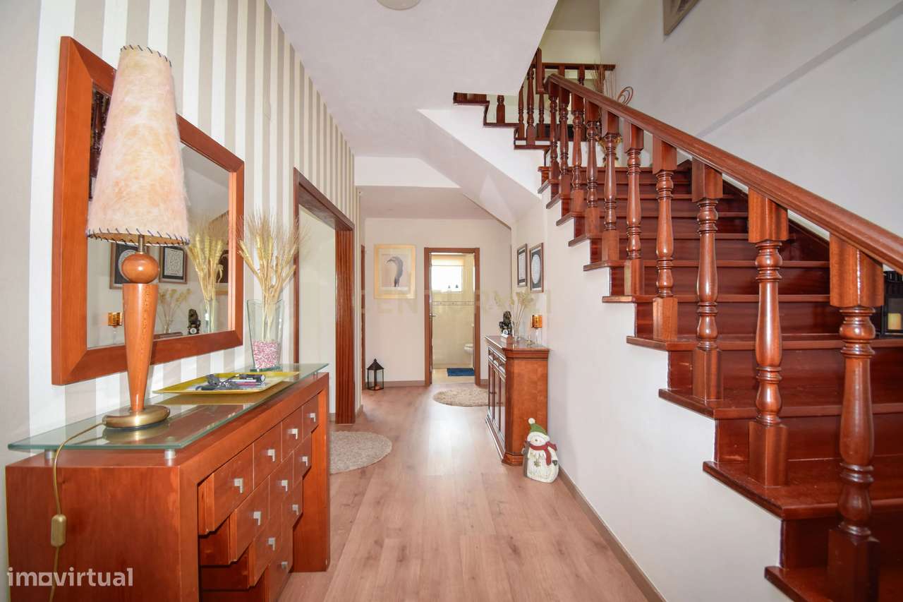 Moradia T5 com piscina em zona tranquila a 20 minutos de Lisboa - Grande imagem: 2/38