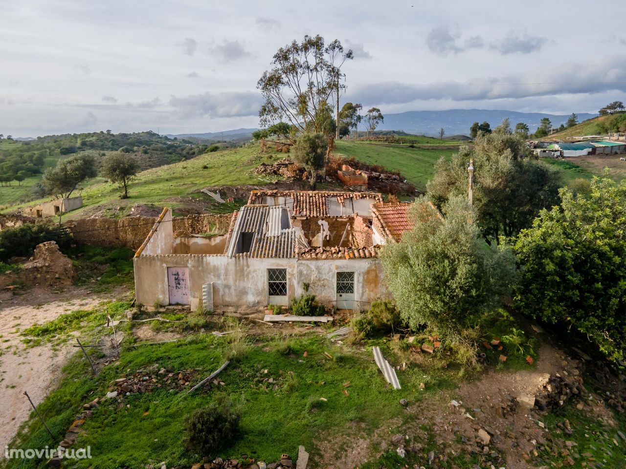 Terreno misto com 2,9 hectares e uma ruína de 152m2