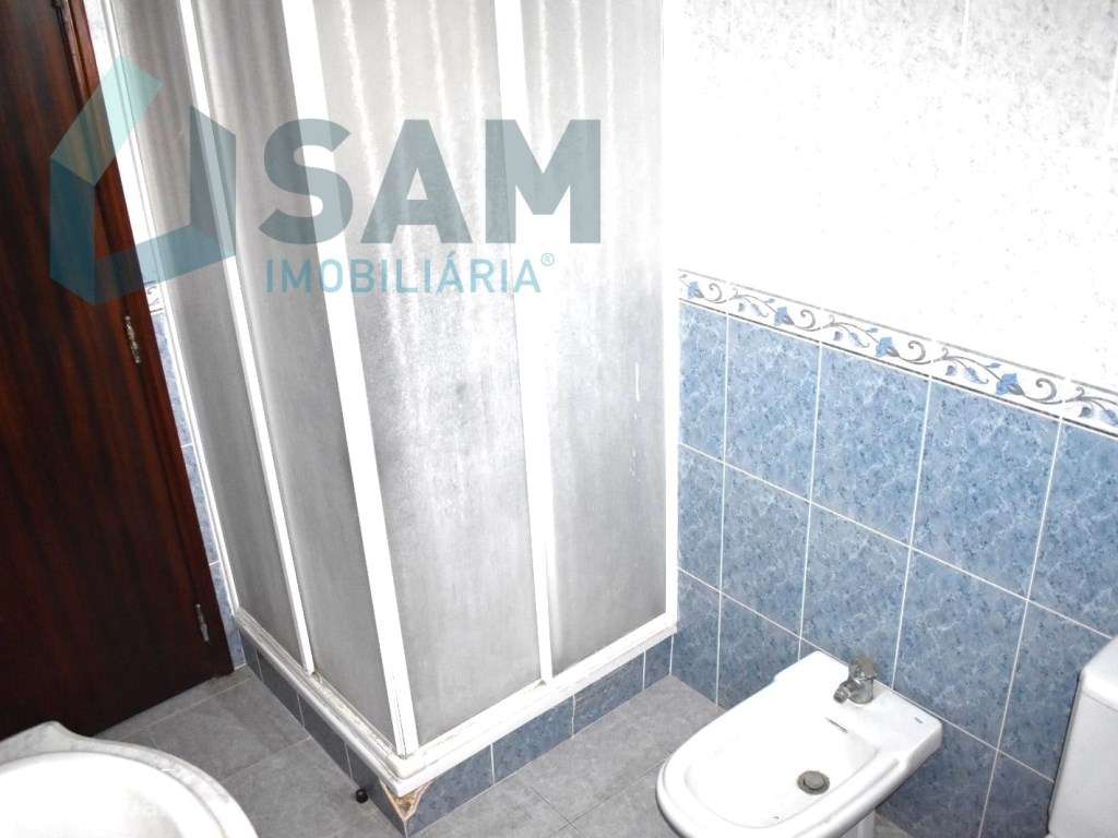 Moradia T4, localizada em Maxial-17