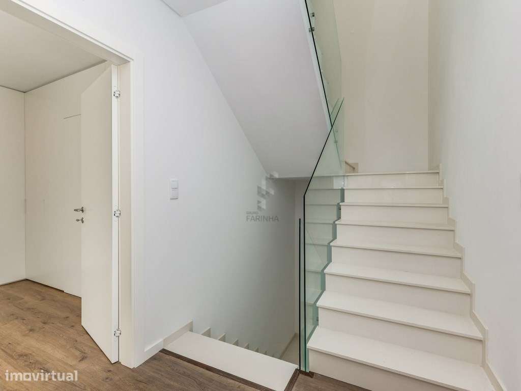 MORADIA T4 NOVA
Famões, moradia independente V4+1 nova com Jardim,...-28