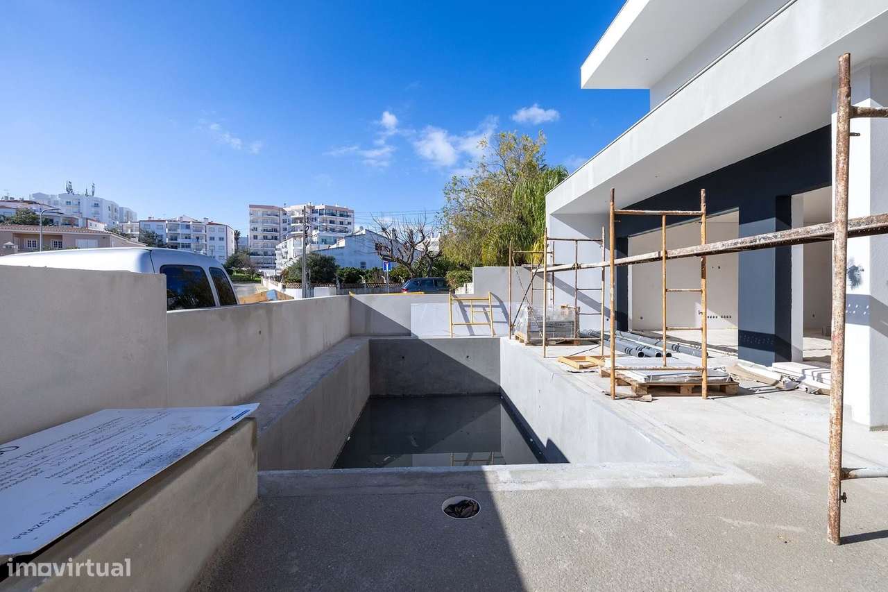 MORADIA T4 CONTEMPORÂNEA COM PISCINA E ROOFTOP EM LAGOS - Grande imagem: 2/26