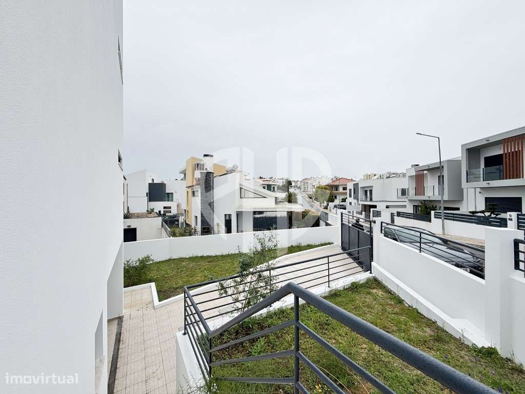 Exclusiva Moradia T5 de Arquitetura Contemporânea em Almada - Feijó-53