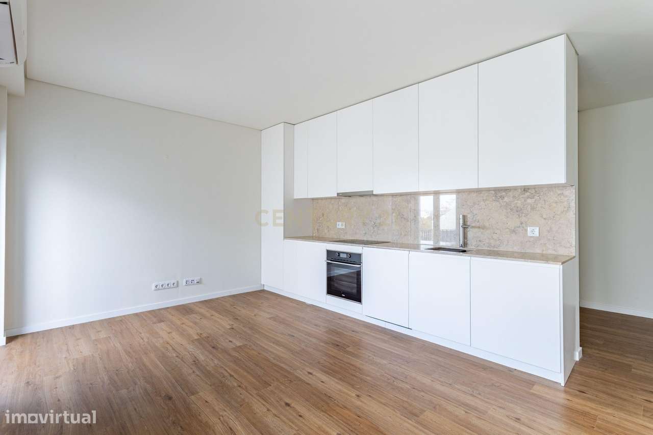 T0 com varanda e vista rio em prédio com charme, no Alto de Santo Amar - Grande imagem: 5/30