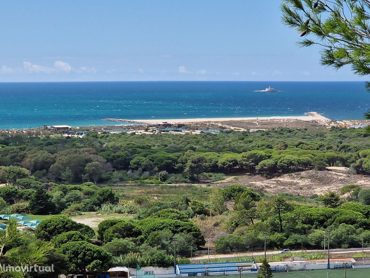 Terreno com vista frontal de mar e duas ruínas