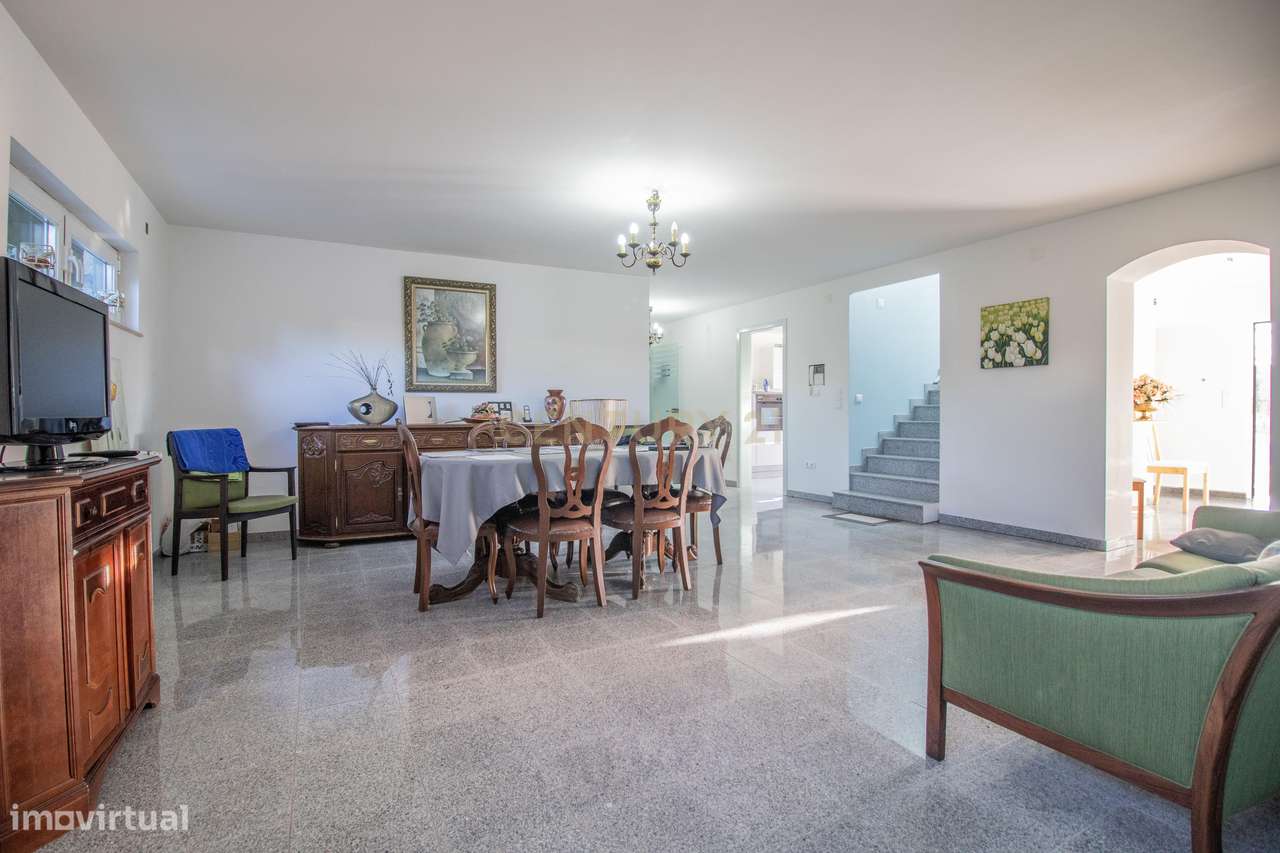 Moradia com piscina, terreno e anexos em Vieira de Leiria e a 2km da p-36